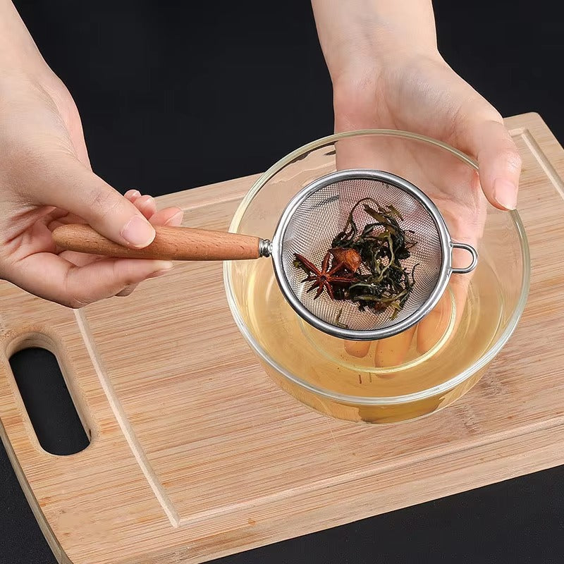 Stainless Steel Mesh Strainer with Wooden Handle, Fine Filtering for Juices, Residues and Flour, Ideal for Home Baking