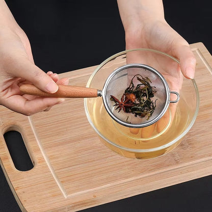 Stainless Steel Mesh Strainer with Wooden Handle, Fine Filtering for Juices, Residues and Flour, Ideal for Home Baking