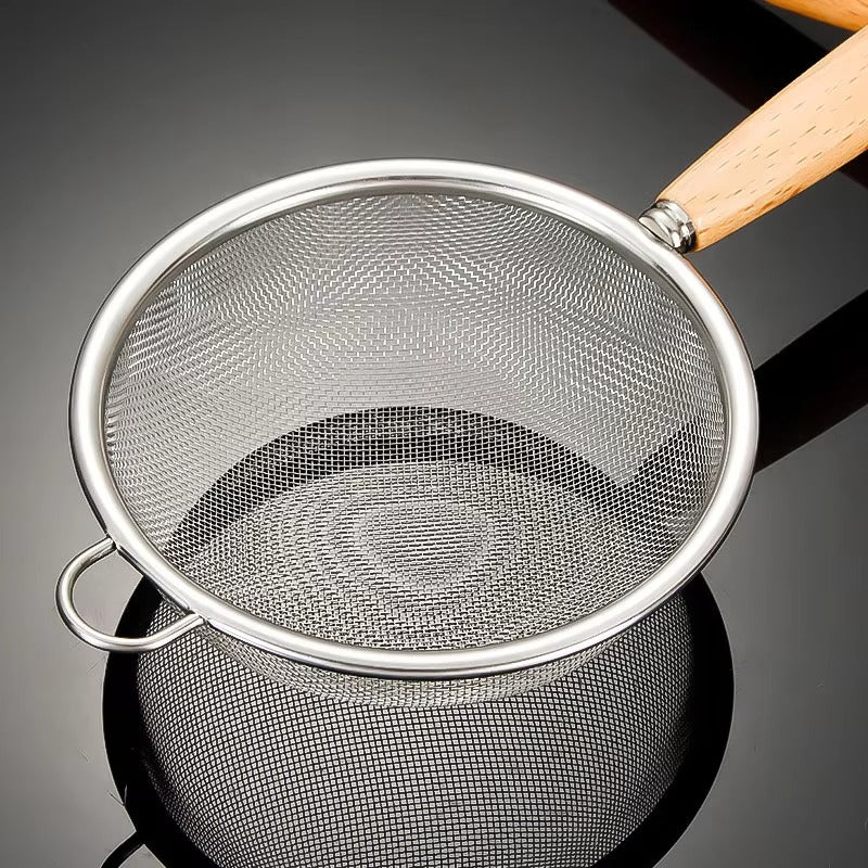Stainless Steel Mesh Strainer with Wooden Handle, Fine Filtering for Juices, Residues and Flour, Ideal for Home Baking